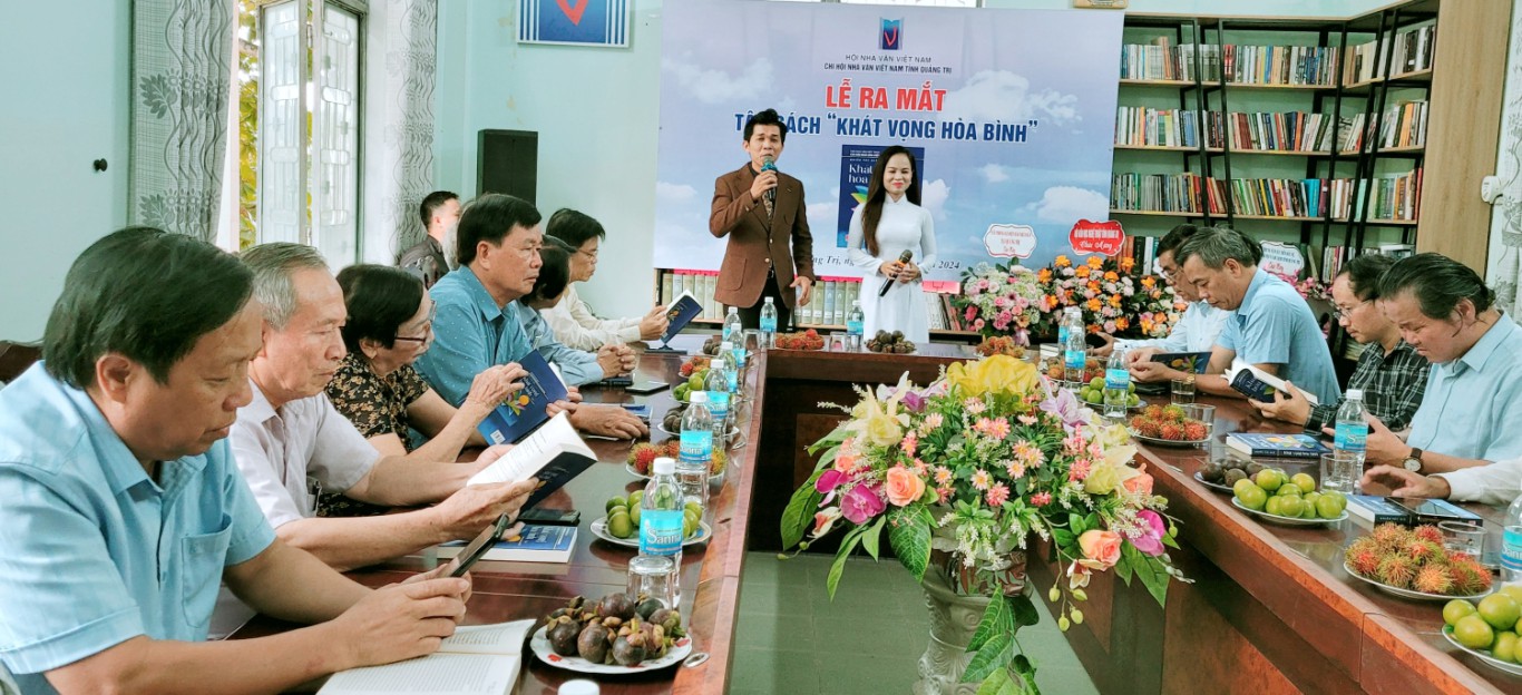 Buổi ra mắt s&aacute;ch diễn ra tại văn ph&ograve;ng Chi hội Nh&agrave; văn Việt Nam tỉnh Quảng Trị 